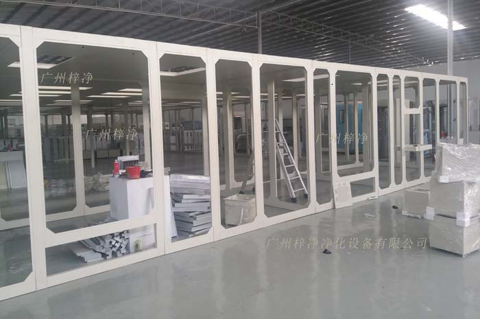 大型裝配式潔凈棚四周圍有機(jī)玻璃密封,防止空氣對流。