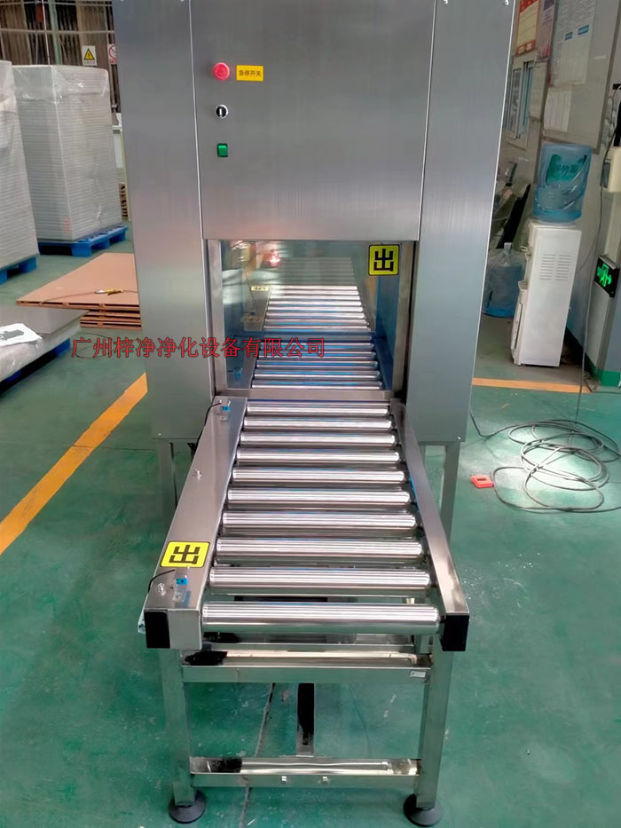 輸送帶傳遞窗的制作法于其它傳遞窗不一樣，輸送線傳遞窗下面加了條流水線，上層要傳遞貨物。