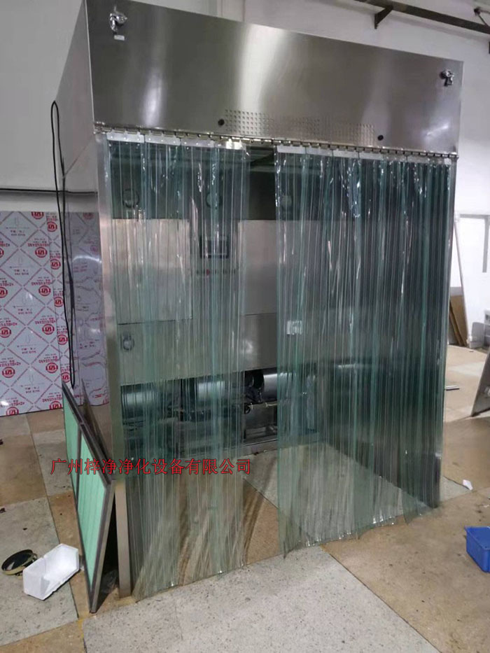 潔凈層流采樣車具體要求；從室內(nèi)空氣經(jīng)過初效過濾器，從高效空氣過濾器出風(fēng)，配無隔板高效過濾器過濾效率為：99.99@0.3μm和G4級初效過濾器，確保凈化級別，靜態(tài)100級美聯(lián)邦209E標(biāo)準(zhǔn)；