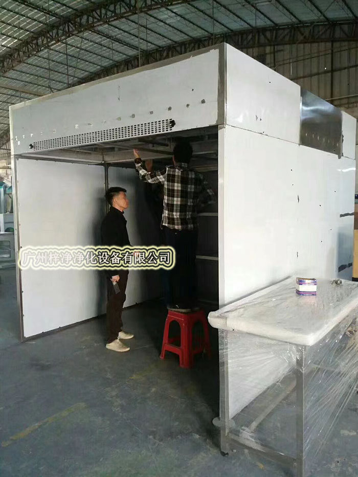 負(fù)壓稱量房又稱作負(fù)壓稱量間、負(fù)壓稱量室、負(fù)壓稱量罩或負(fù)壓稱量單元