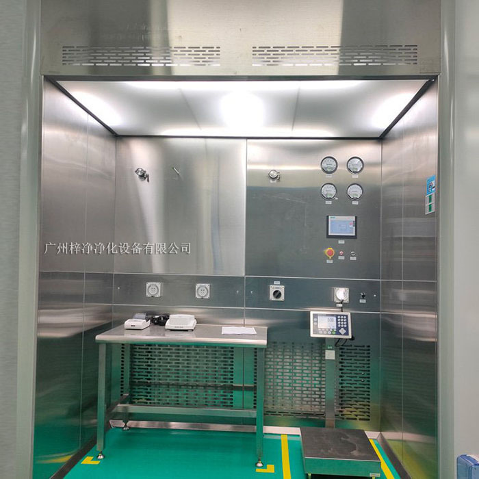 負(fù)壓稱量房又稱作負(fù)壓稱量間、負(fù)壓稱量室、負(fù)壓稱量罩或負(fù)壓稱量單元